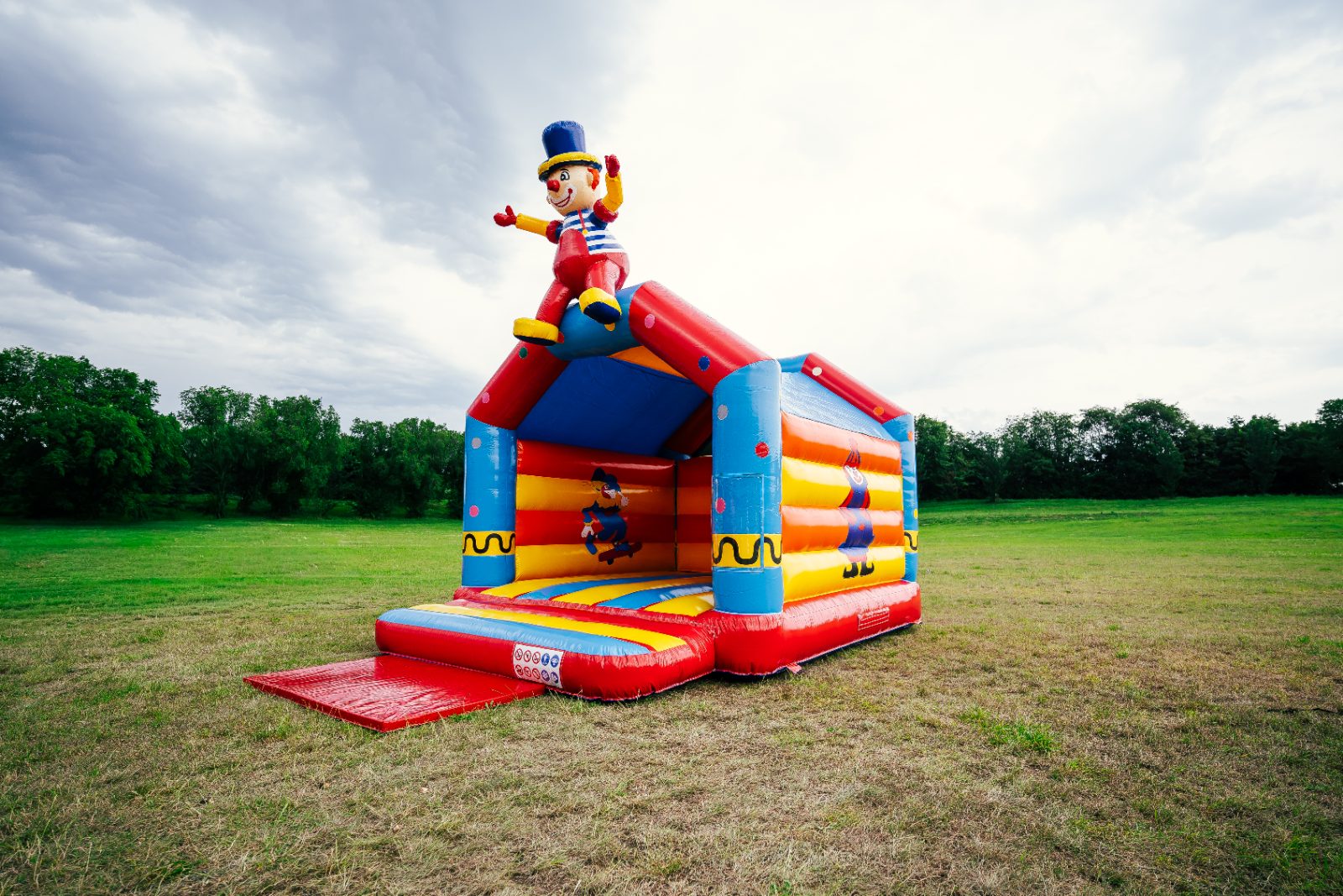 Circus zittende clown
